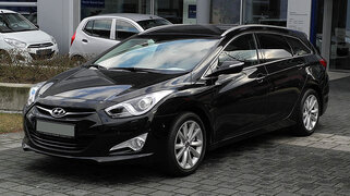 800px-Hyundai_i40cw_2.0_GDI_Premium_–_Frontansicht,_25._Februar_2012,_Düsseldorf.jpg