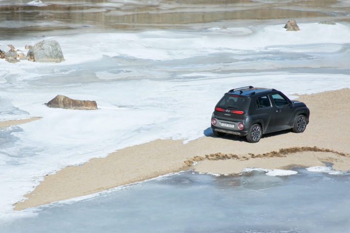 Casper in piedi su un fiume ghiacciato
